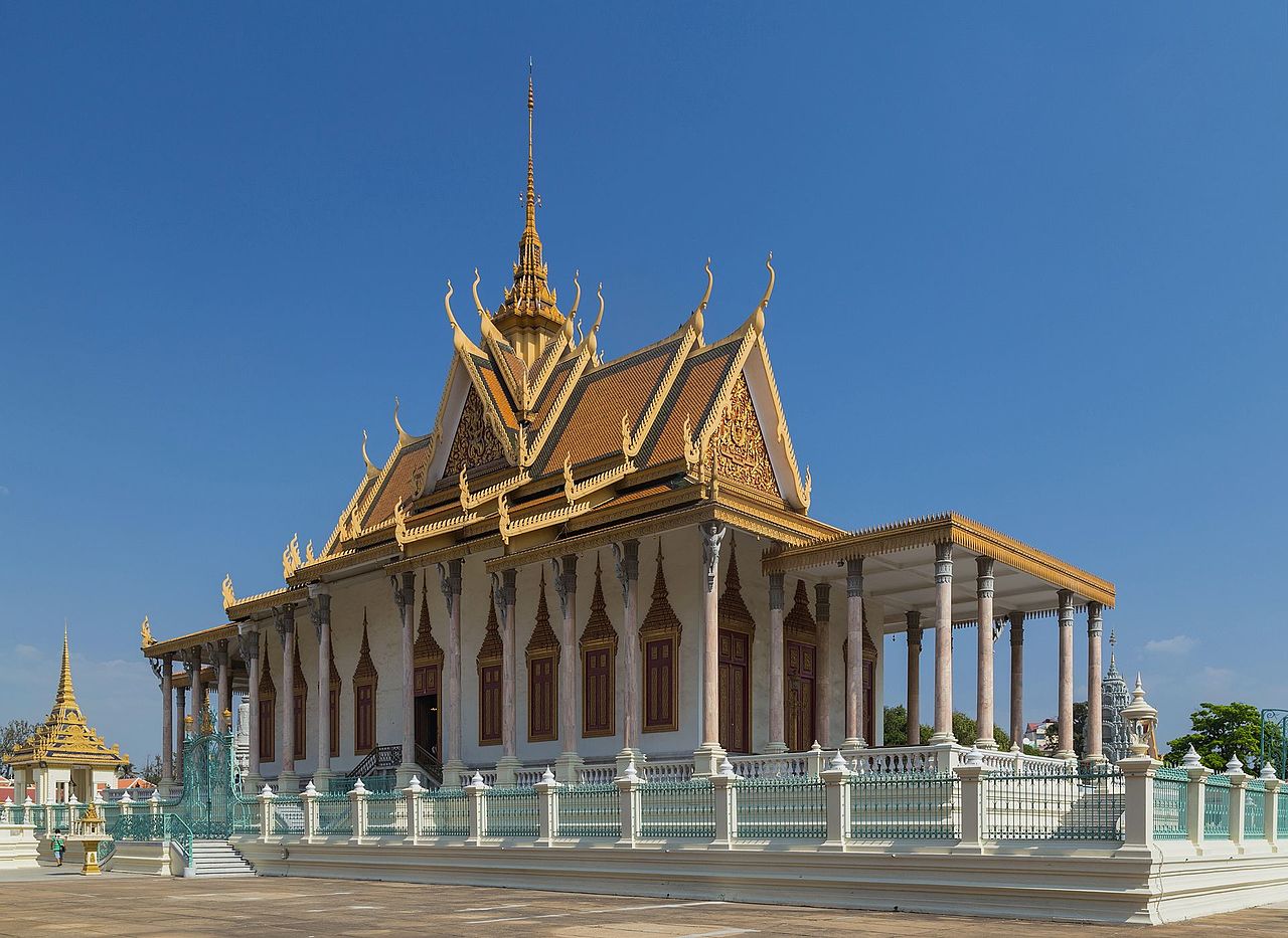 2016_Phnom_Penh,_Pałac_Królewski,_Srebrna_Pagoda_(02).jpg
