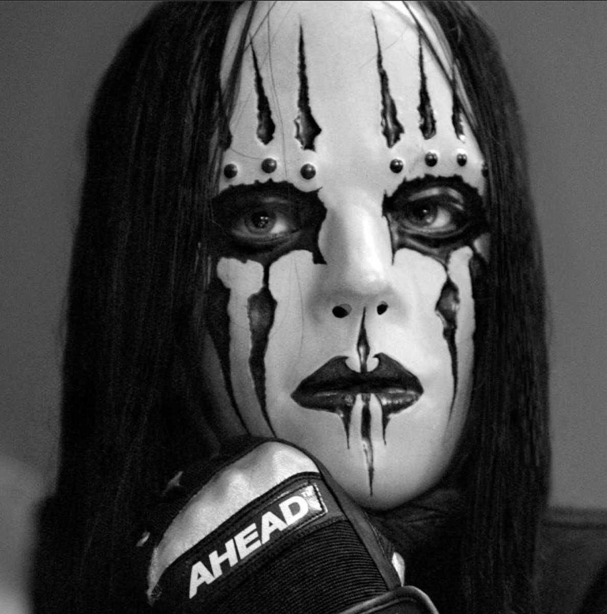 joey-jordison-masked-face-dc6yumtxxx6g2ggn.jpg